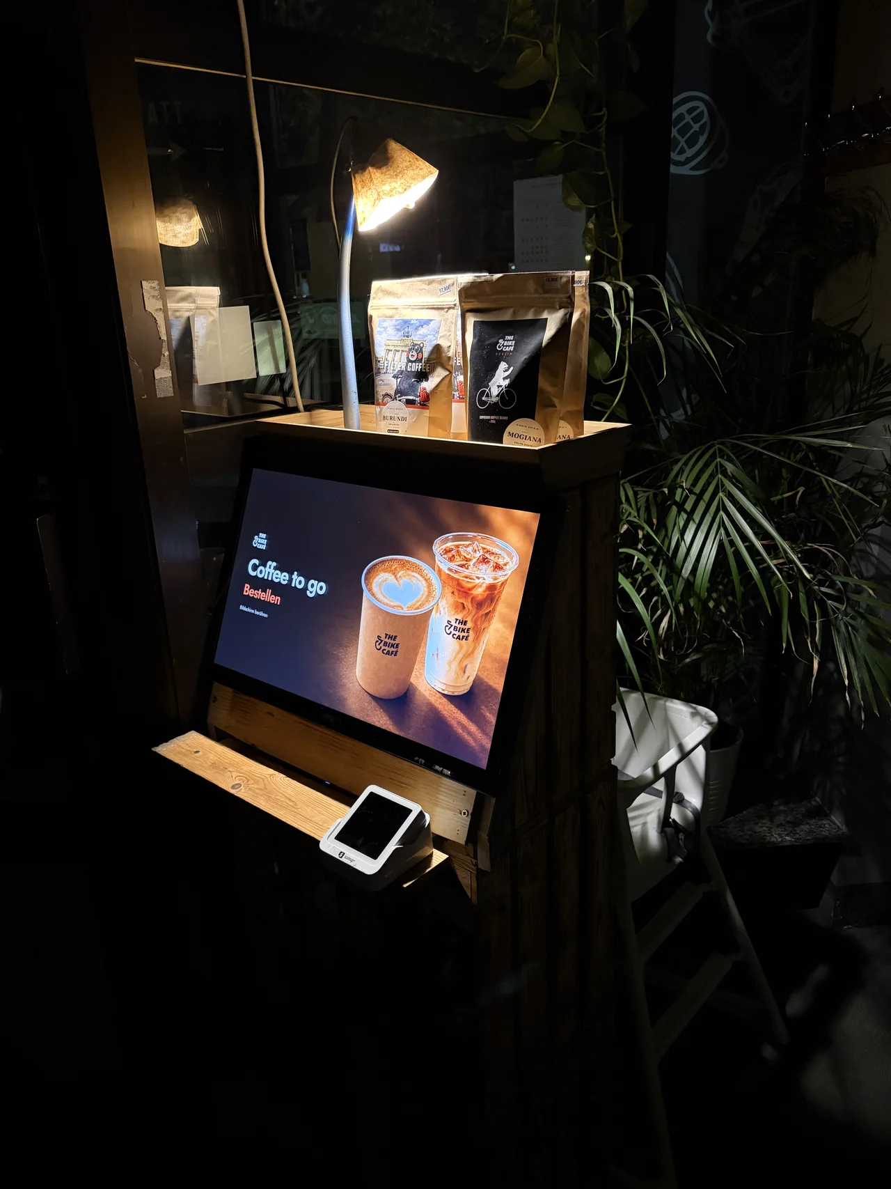 Keksu Kiosk-Terminal mit Touchscreen und Kartenterminal im The Bike Caf&eacute;